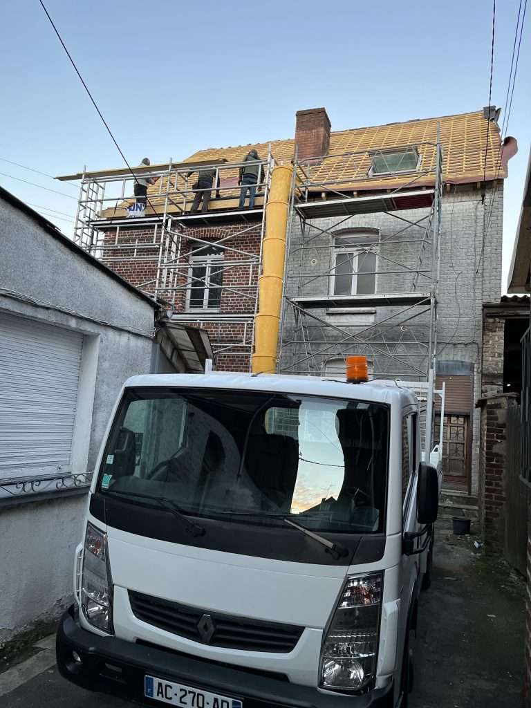 fourgon devant une maison en travaux