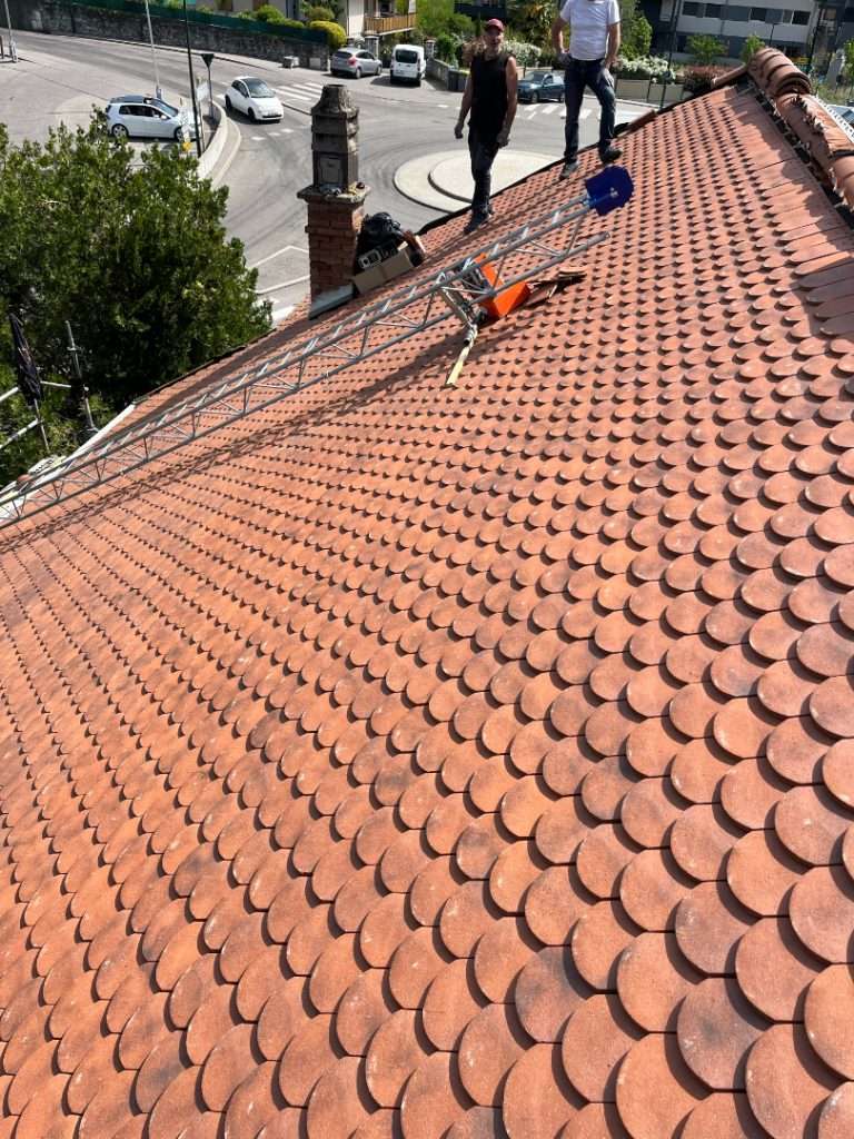 Toit orange en travaux